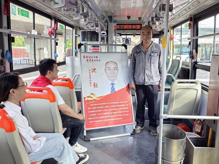 為大力弘揚勞模精神、勞動(dòng)精神和工匠精神，充分發(fā)揮勞模示范引領(lǐng)作用，助力公交服務(wù)品質(zhì)提升專(zhuān)項行動(dòng)，進(jìn)一步激發(fā)青年職工的勞動(dòng)熱情，7月15日，三分公司黨支部組織黨員、團員青年及職工代表深入高鐵站公交停車(chē)場(chǎng)開(kāi)展“勞動(dòng)創(chuàng  )造幸?！敝黝}宣傳教育活動(dòng)。4.jpg